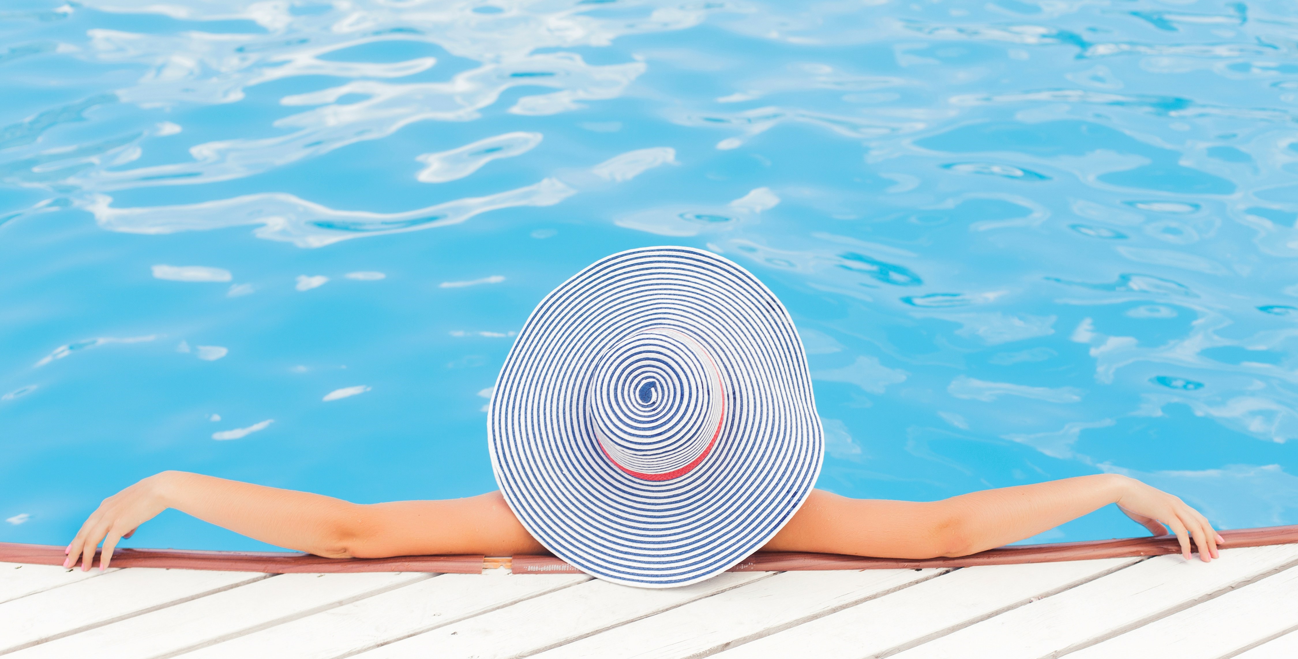 Piscina de fibra em ambiente de lazer